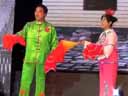 身着民俗秧歌服的民间演员极有味道的《双回门》突泉县春节文艺演出