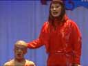 锦州大戏院知名二人转小矮人演员小德华与大老娘们搭档卖力演笑